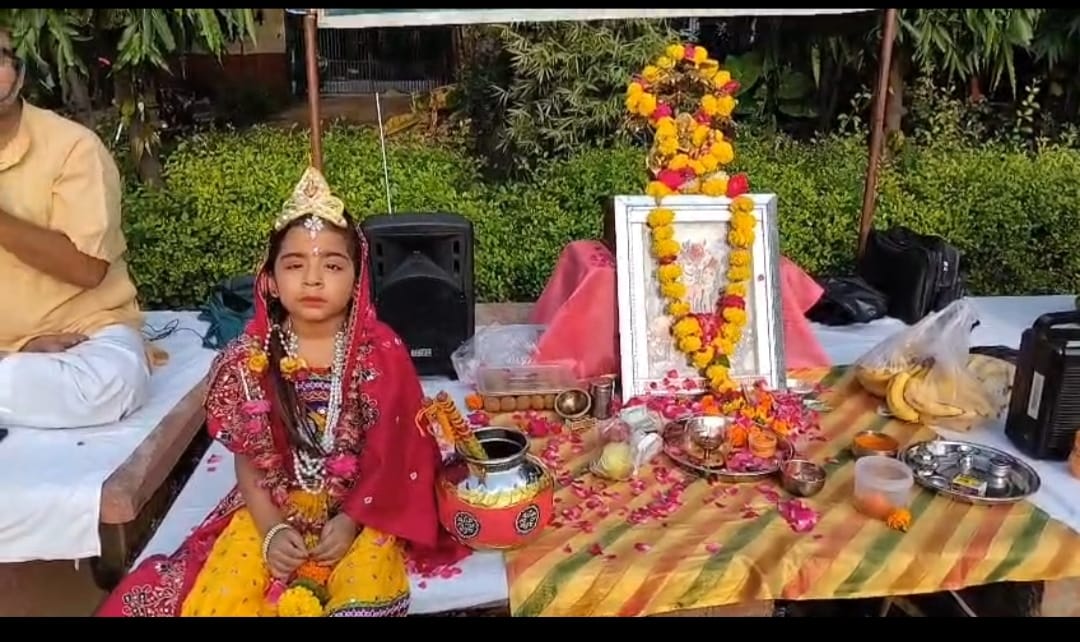 राधा अष्टमी जन्मोत्सव में बधाई गीत गाते और सहभागिता करते श्रद्धालु