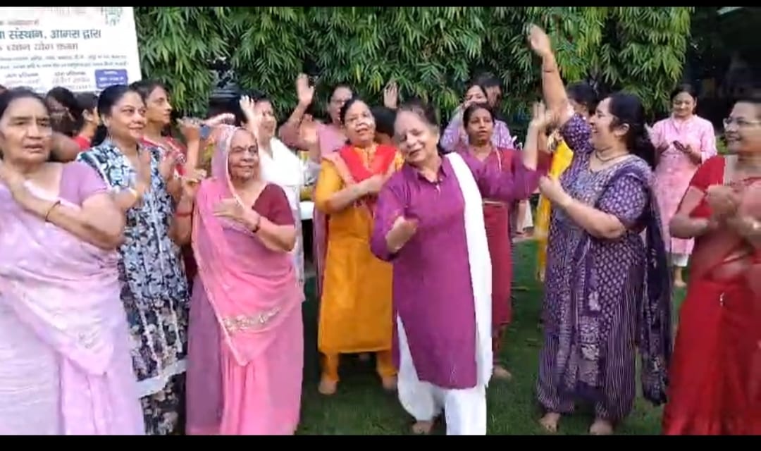 कार्यक्रम में उपस्थित ध्यान योग सेवा संस्थान के सदस्य व श्रद्धालु