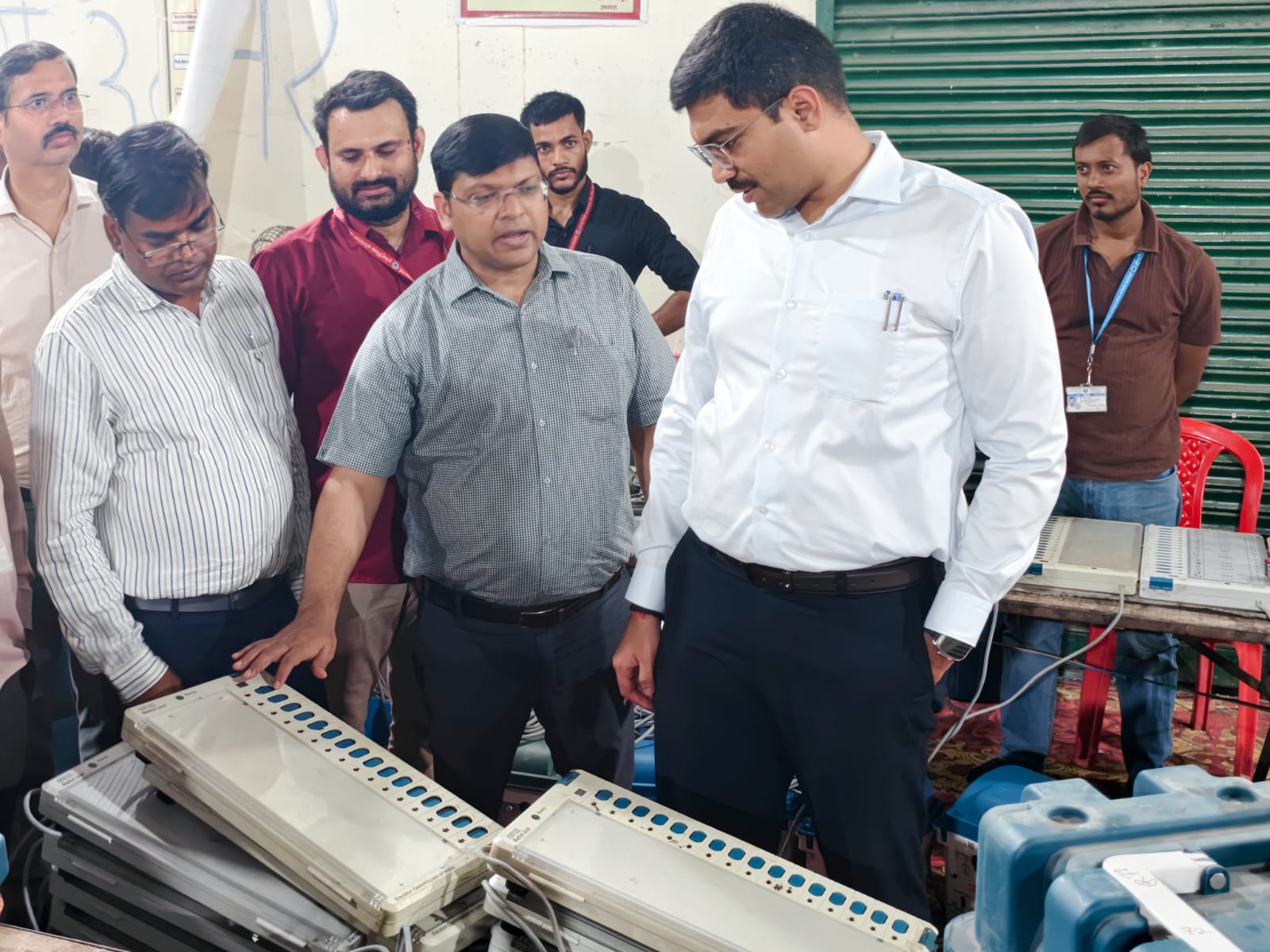वेयरहाउस में सुरक्षा और मॉनिटरिंग सिस्टम का मुआयना करते डीएम मनीष बंसल