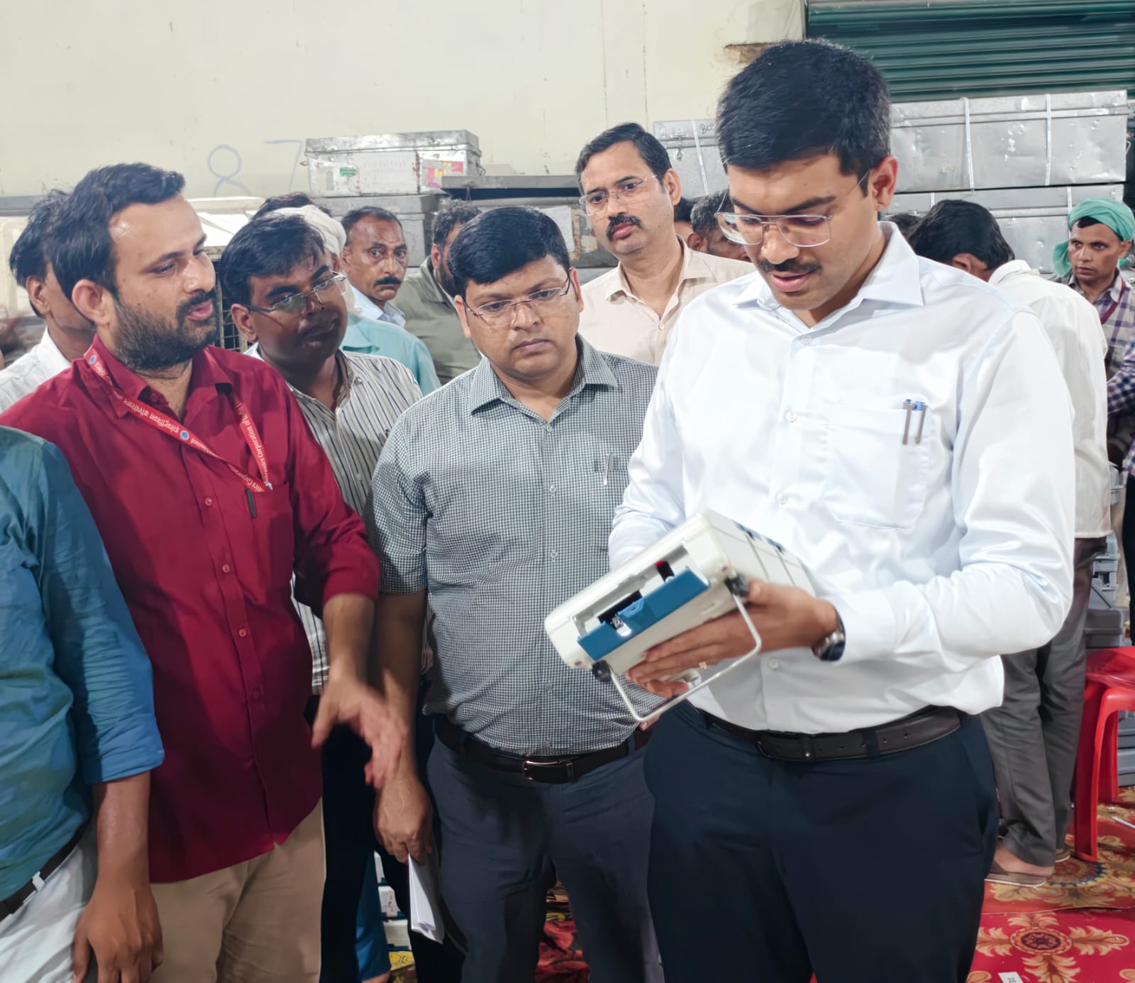 जांच प्रक्रिया के दौरान मौजूद राजनीतिक दलों के प्रतिनिधि और प्रशासनिक अमला