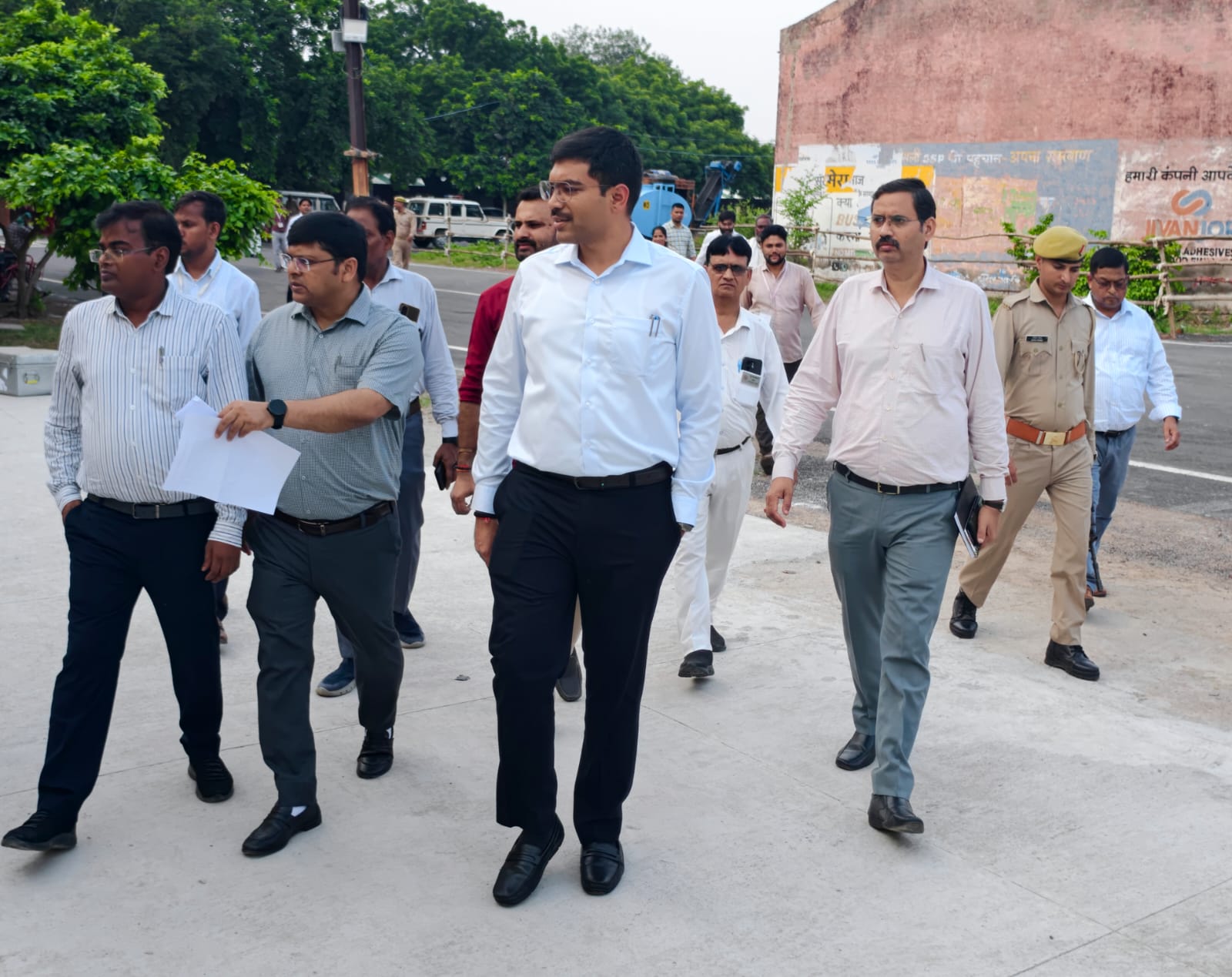 अधिकारियों को कड़े दिशा-निर्देश देते जिला निर्वाचन अधिकारी