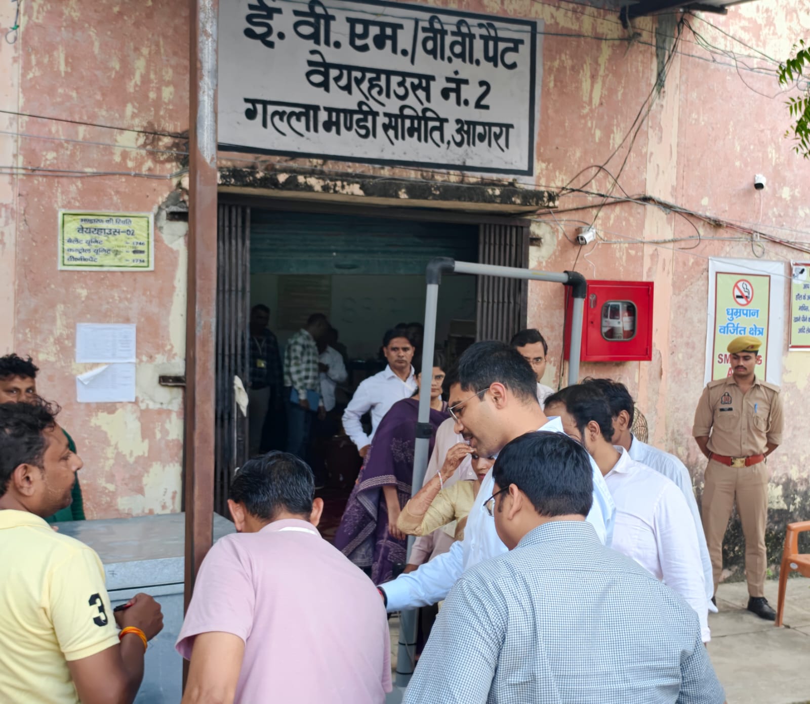 वेयरहाउस में सुरक्षा कर्मियों की तैनाती और निगरानी
