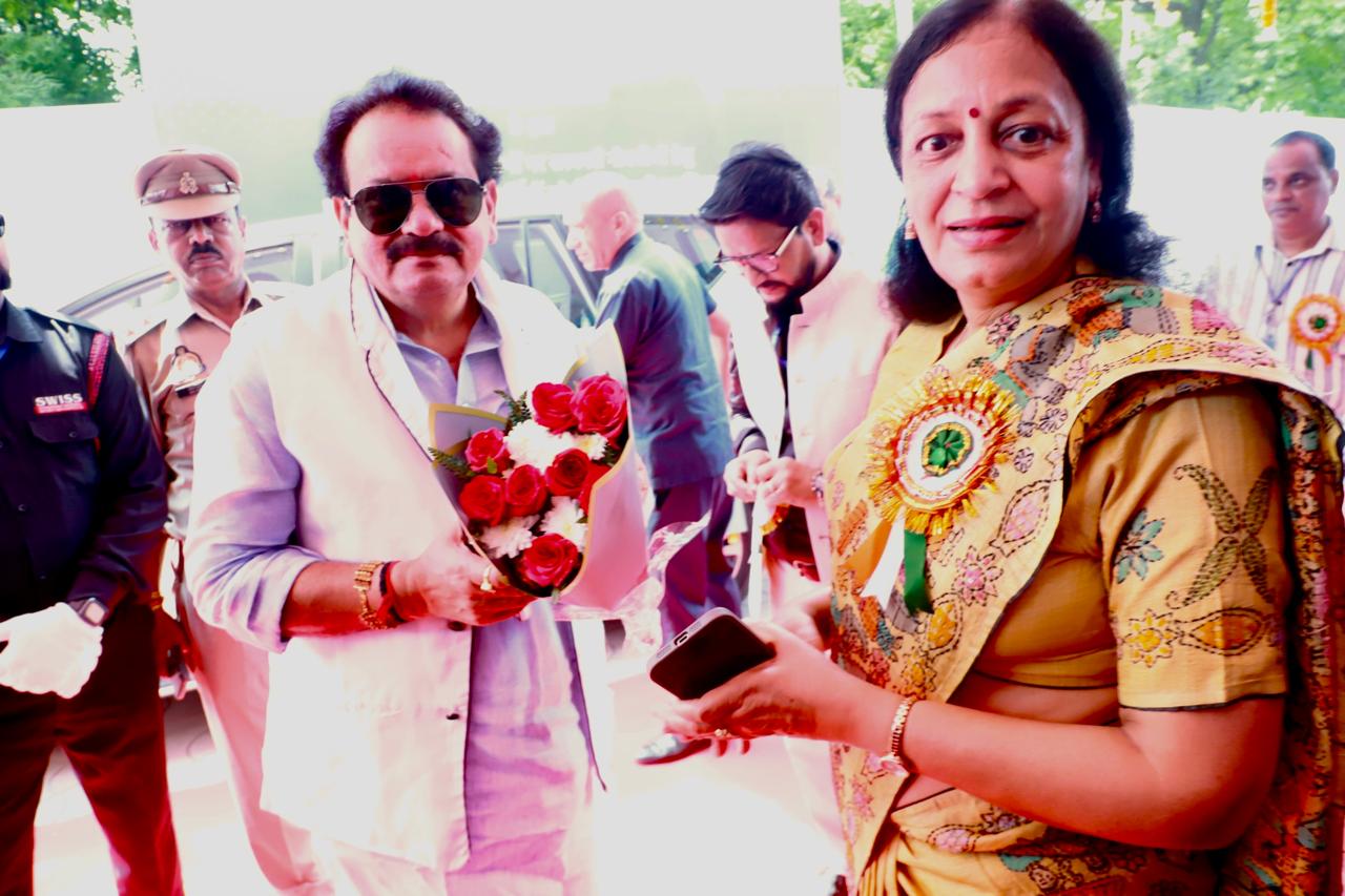 सूर सदन आगरा में 20वें राष्ट्रीय रोजगार मेले का दीप प्रज्वलित कर शुभारंभ करते केंद्रीय राज्य मंत्री प्रो. एसपी सिंह बघेल