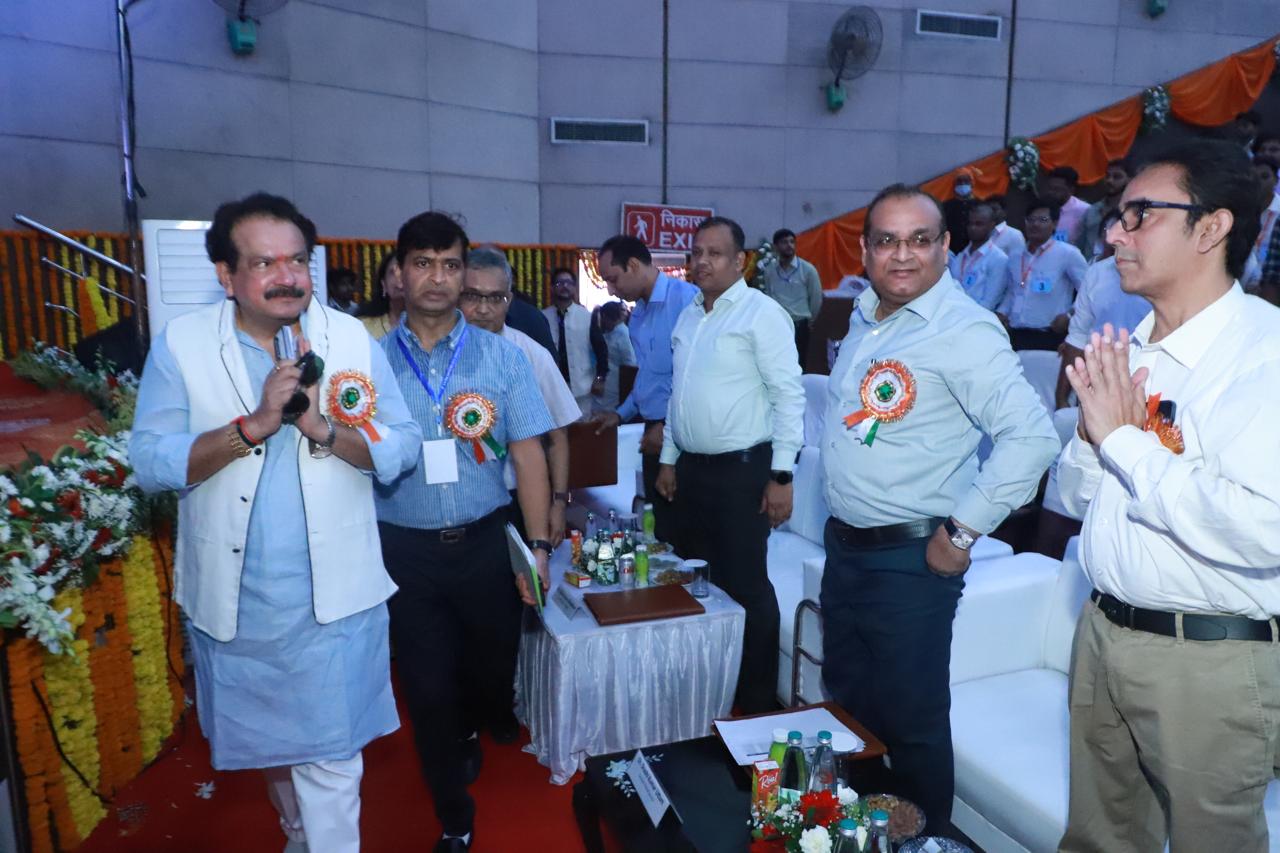 सूर सदन प्रेक्षागृह में उपस्थित अधिकारी और नव-नियुक्त अभ्यर्थी
