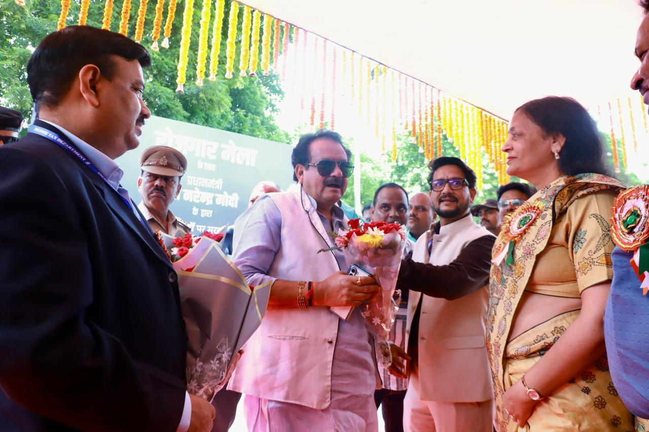 राष्ट्रीय रोजगार मेले में मंच पर आसीन मुख्य अतिथि प्रो. एसपी सिंह बघेल व आयकर अधिकारी