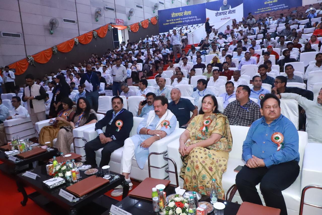 नव-नियुक्त अभ्यर्थियों को नियुक्ति-पत्र सौंपते प्रो. एसपी सिंह बघेल