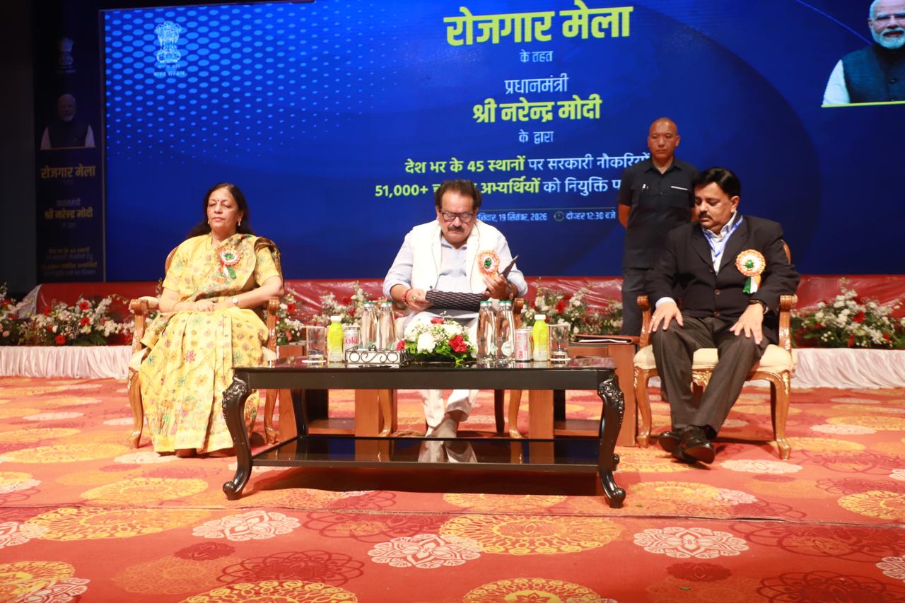 नियुक्ति-पत्र प्राप्त करते प्रसन्नचित्त युवा
