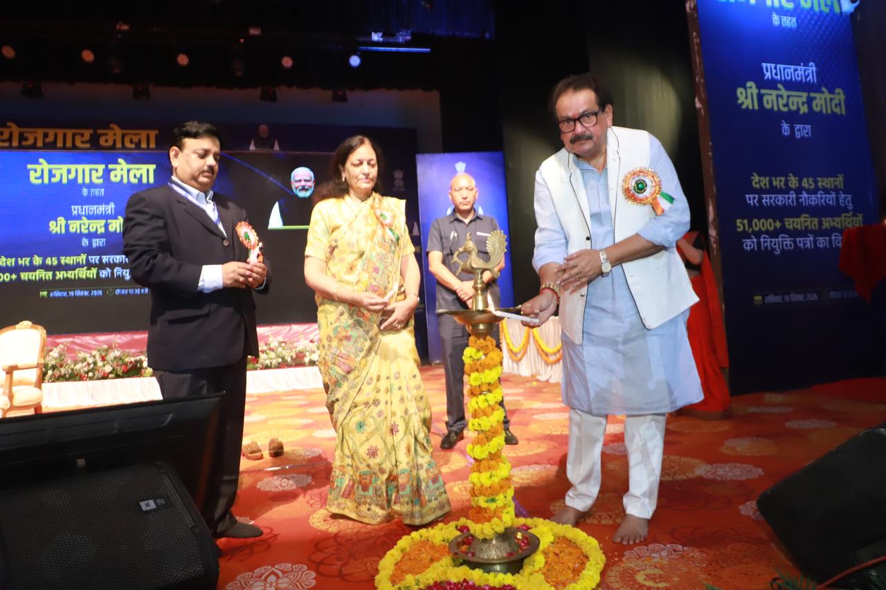 प्रधानमंत्री नरेंद्र मोदी के वर्चुअल संबोधन को सुनते अभ्यर्थी और अतिथि