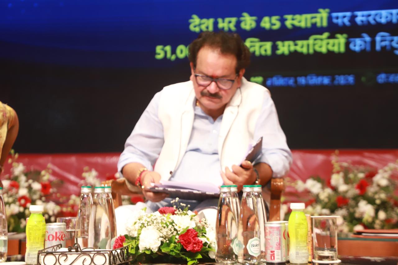 आयकर विभाग व अन्य मंत्रालयों के वरिष्ठ अधिकारी मंच पर