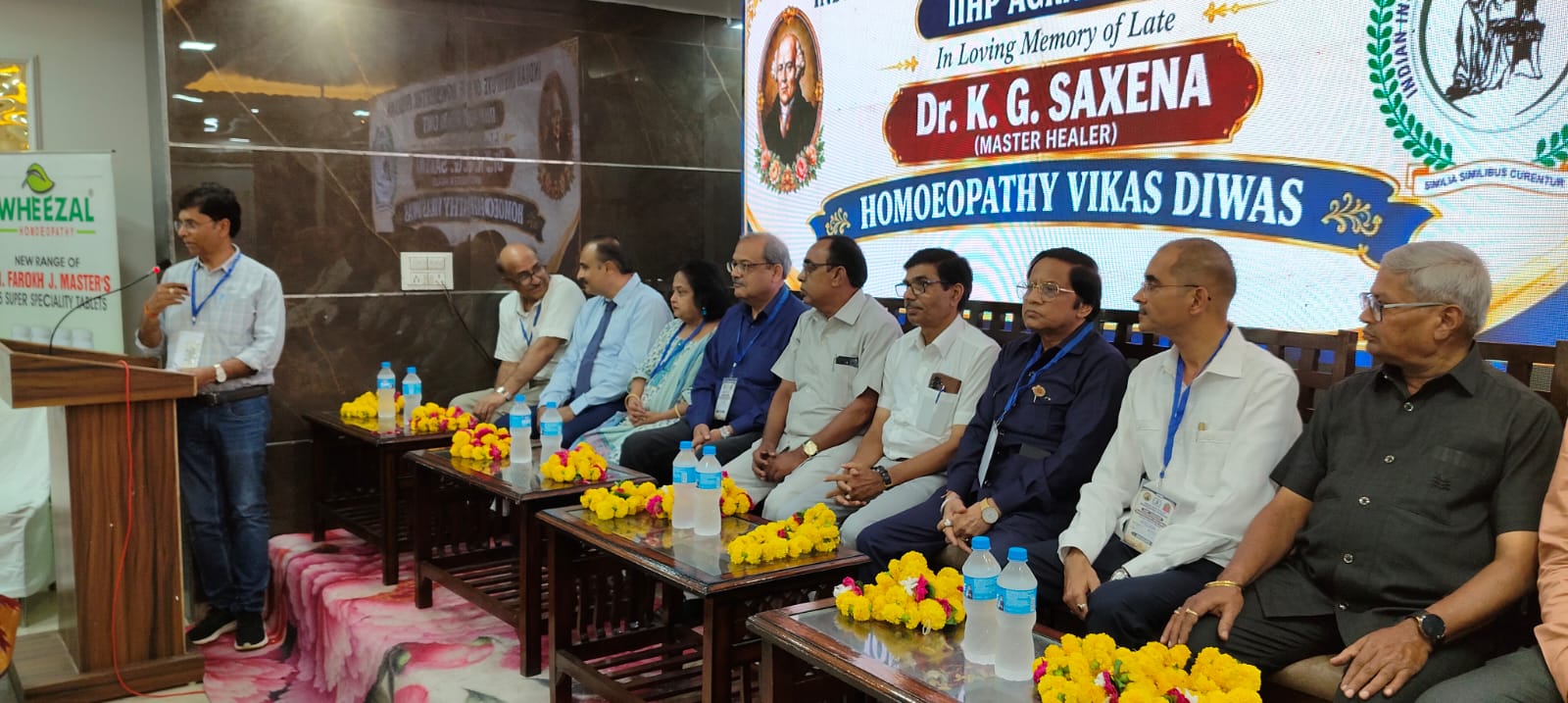 वैज्ञानिक संगोष्ठी में व्याख्यान प्रस्तुत करते होम्योपैथिक विशेषज्ञ