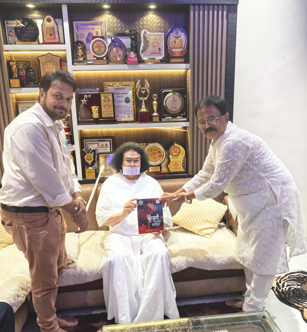 आचार्य लोकेश मुनि को इलायची की माला पहनाकर स्वागत करते सुनील जैन और राहुल जैन