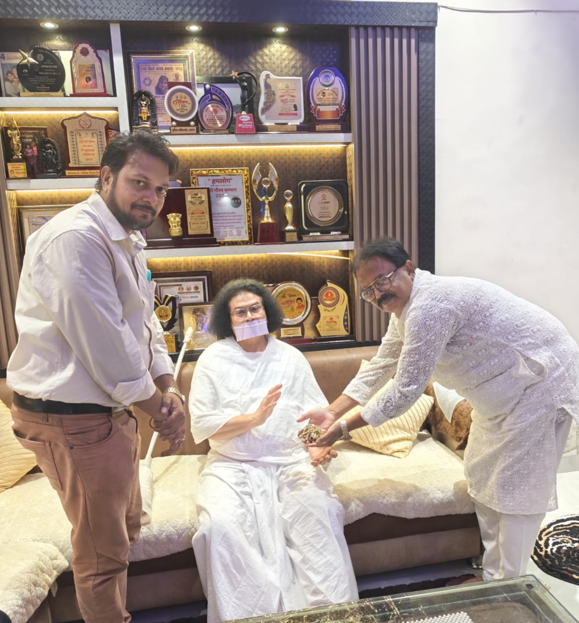 धौलपुर हाउस में आचार्य लोकेश मुनि को हमारे बुजुर्ग हमारी धरोहर पुस्तक भेंट करते लीडर्स आगरा के पदाधिकारी