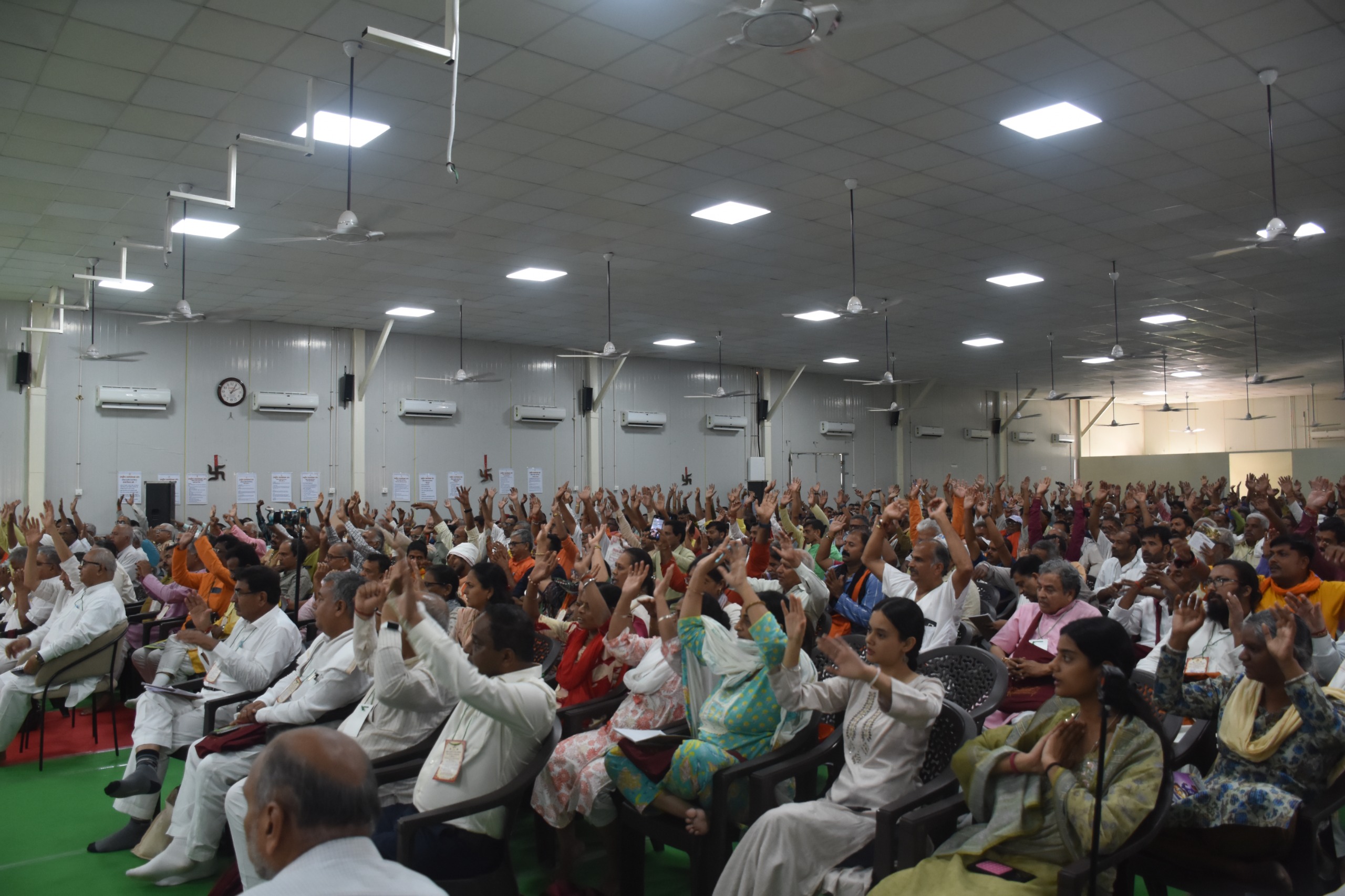 परखम में गौशाला संचालक बैठक के समापन सत्र को संबोधित करते भैयाजी जोशी व मंचासीन अतिथि