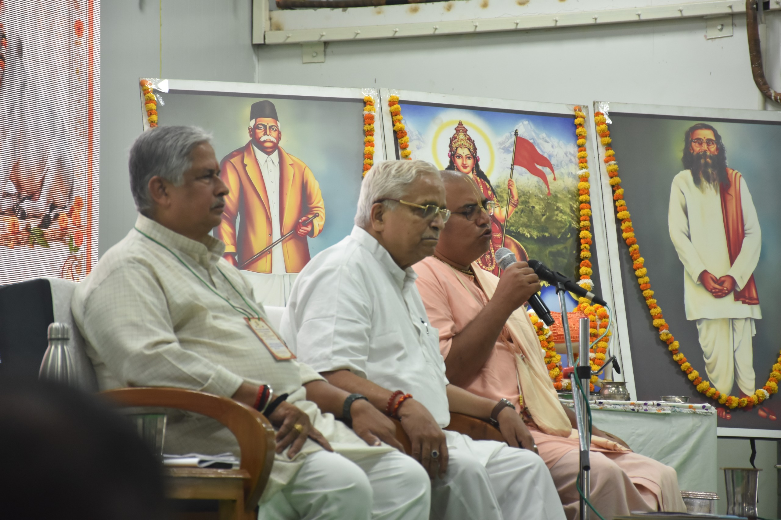दीनदयाल गौ विज्ञान अनुसंधान केंद्र परखम में उपस्थित 650 से अधिक प्रतिनिधि व गौसेवक