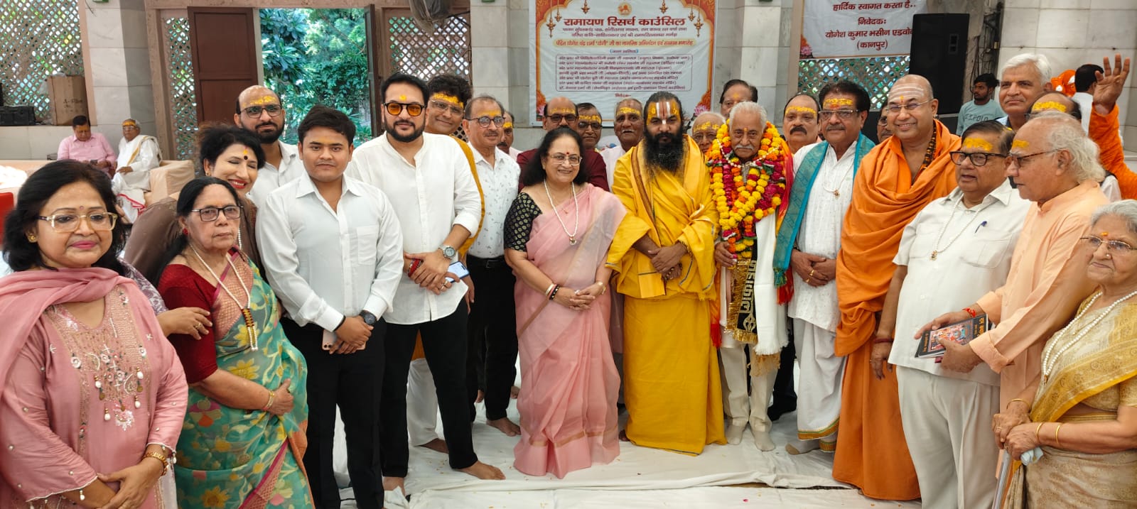 लक्ष्मी नारायण मंदिर खंदारी में संगीतमय सुंदरकांड का पाठ करते पंडित योगेश चंद्र शर्मा योगी एवं मानस परिवार