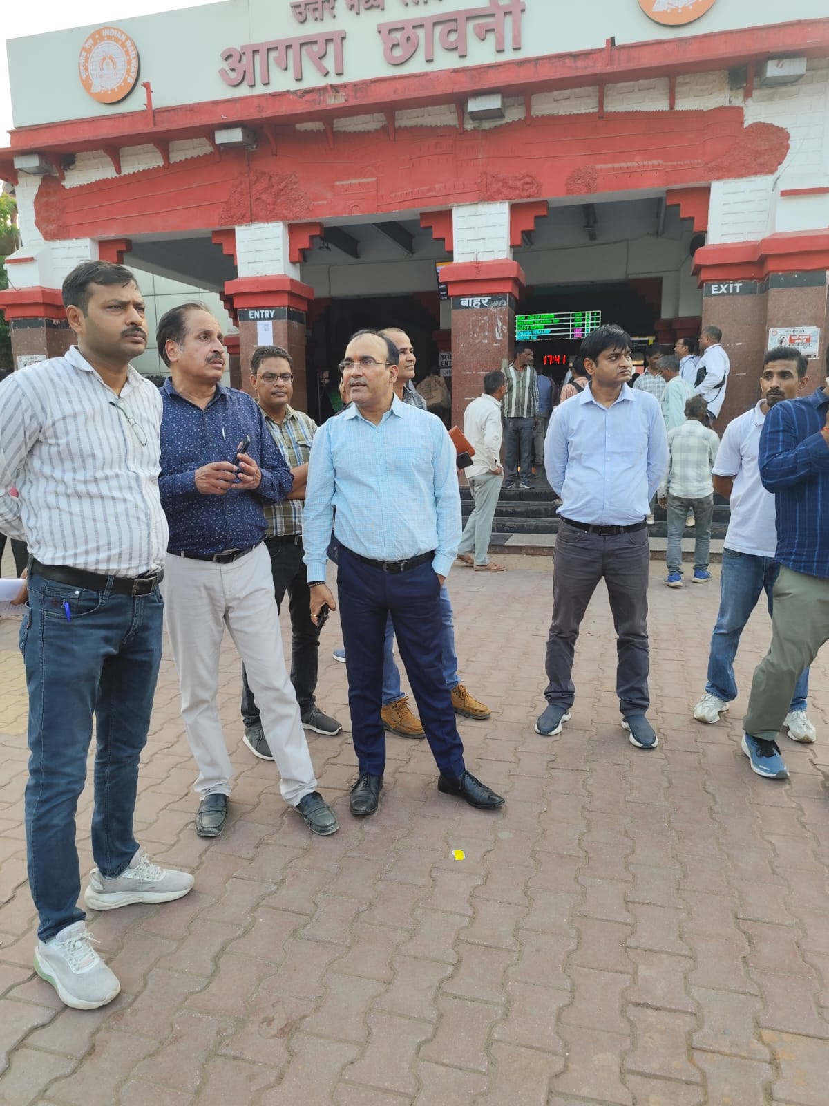 आगरा कैंट स्टेशन परिसर में निरीक्षण करते रेल अधिकारी