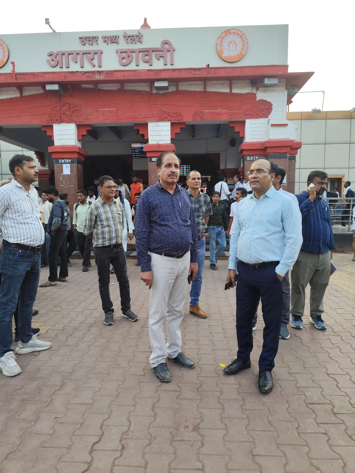 स्टेशन प्लेटफॉर्म पर व्यवस्थाएं परखते स्टेशन निदेशक