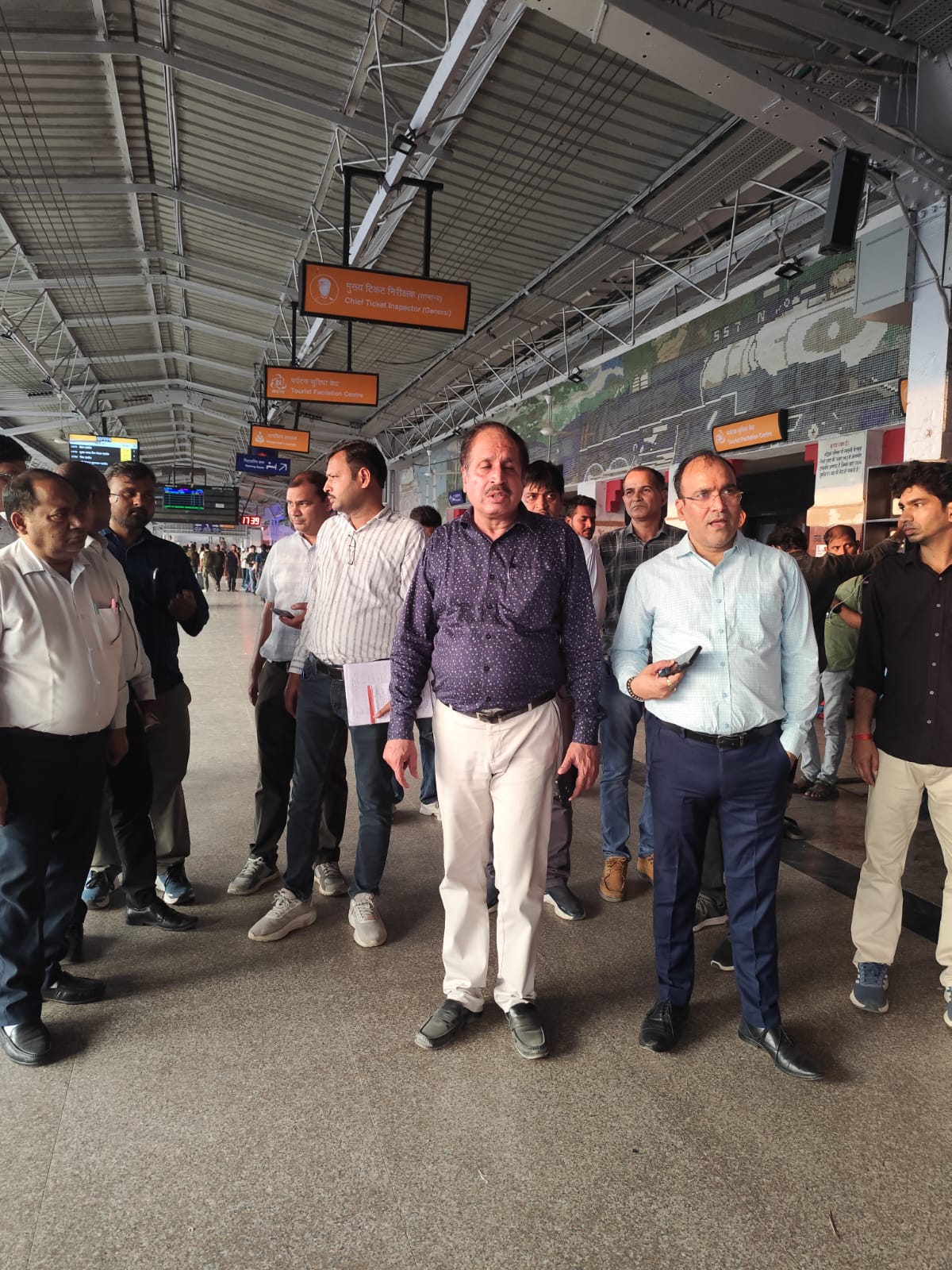 आगरा कैंट स्टेशन पर सुरक्षा और सफाई का सघन जायजा