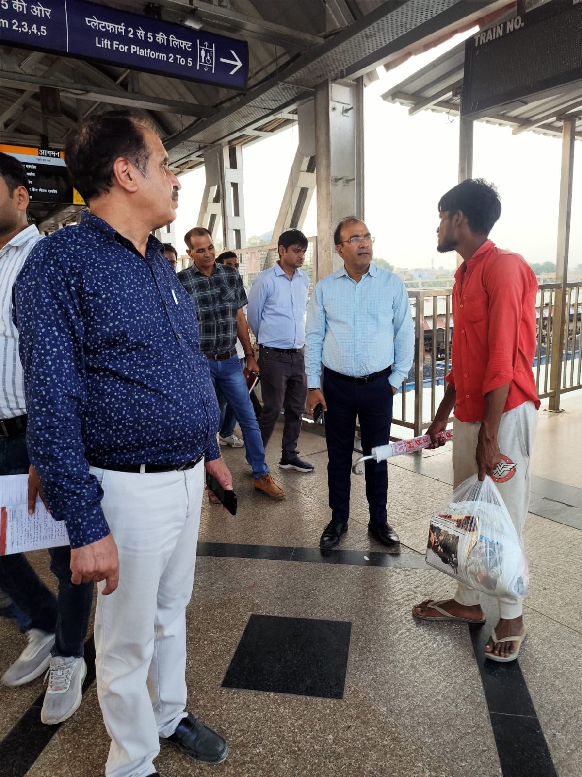 आगरा कैंट रेलवे स्टेशन पर यात्री सुविधाओं का जायजा लेते रेलवे अधिकारी