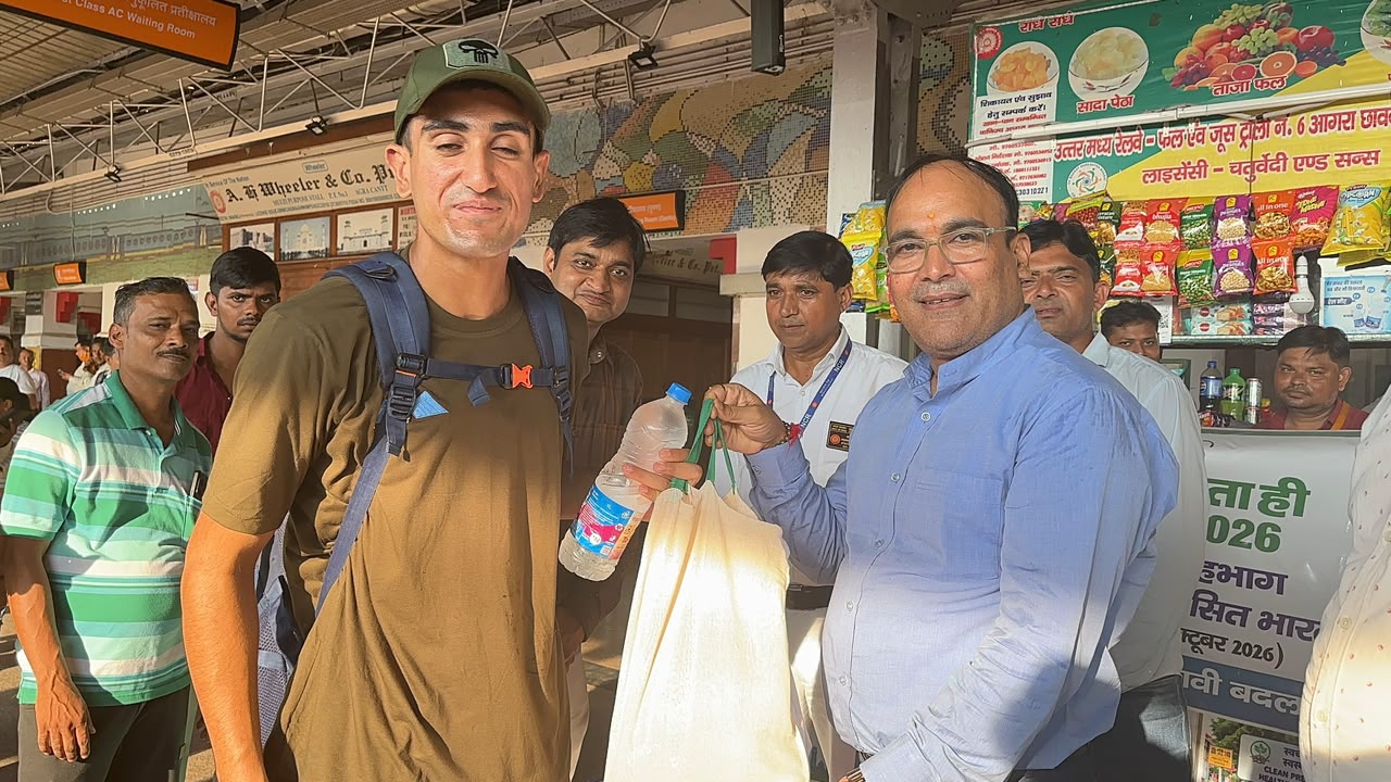 यात्रियों को स्वच्छता के प्रति जागरूक करते रेल अधिकारी