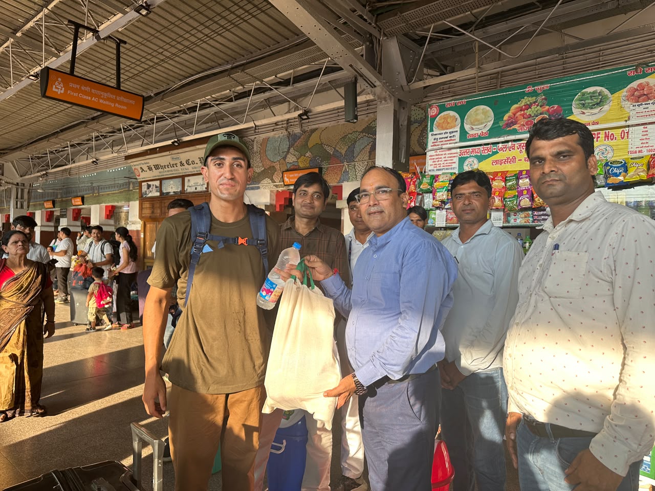 स्वच्छता अभियान में यात्रियों की भागीदारी