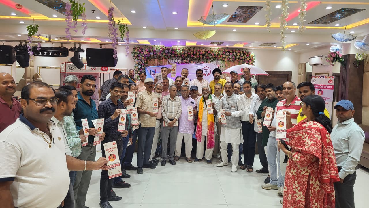 रमेश चंद महेश्वरी दवा विक्रेताओं को संबोधित करते हुए