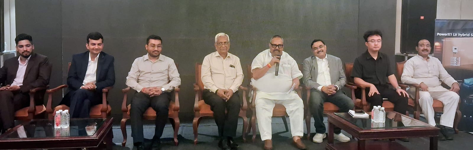 हाइब्रिड सोलर इनवर्टर की जानकारी लेते वेंडर्स