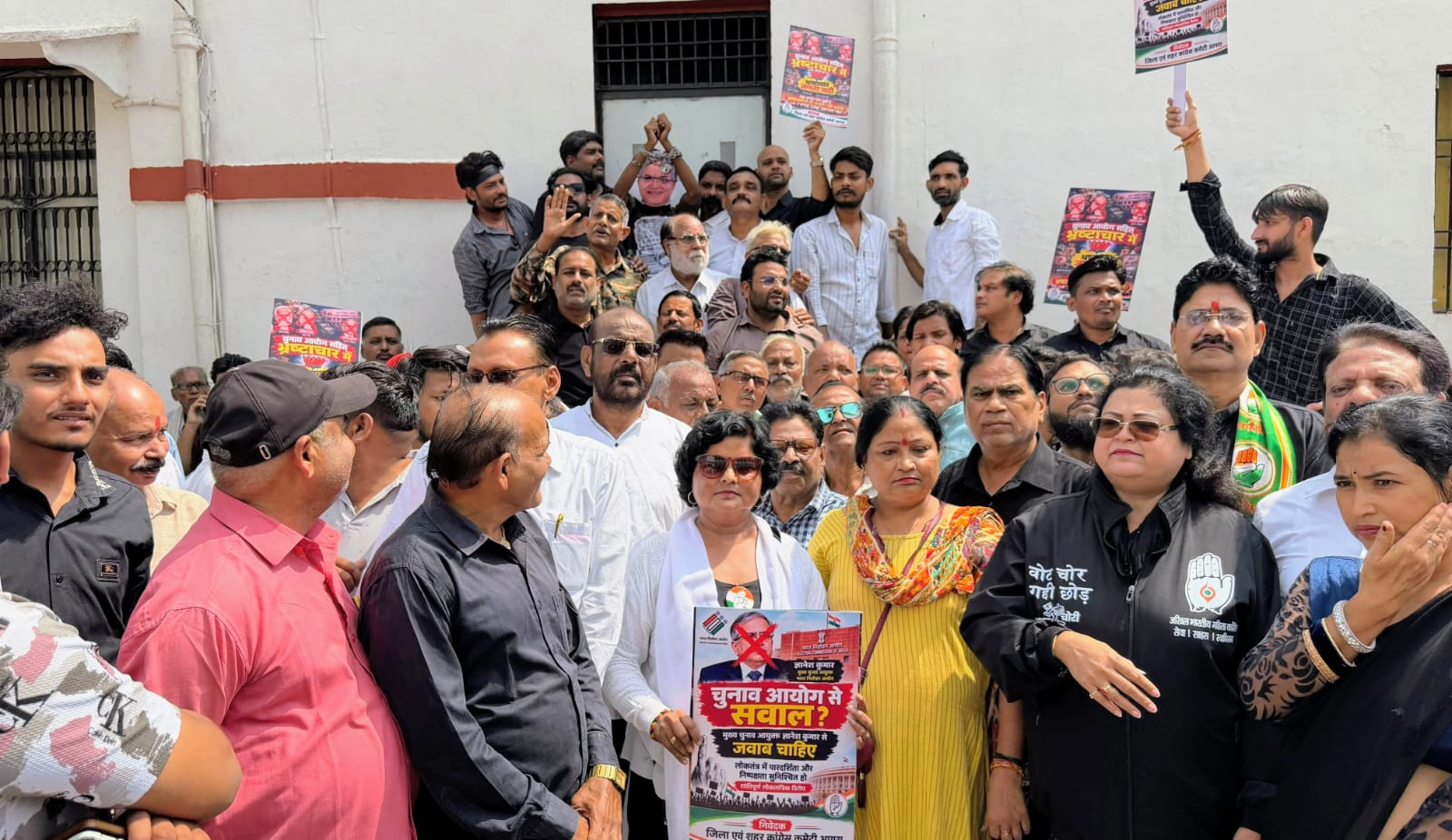 मुख्य चुनाव आयुक्त के विरुद्ध कांग्रेस के विरोध प्रदर्शन में नम्रता दान और कांग्रेस कार्यकर्ता