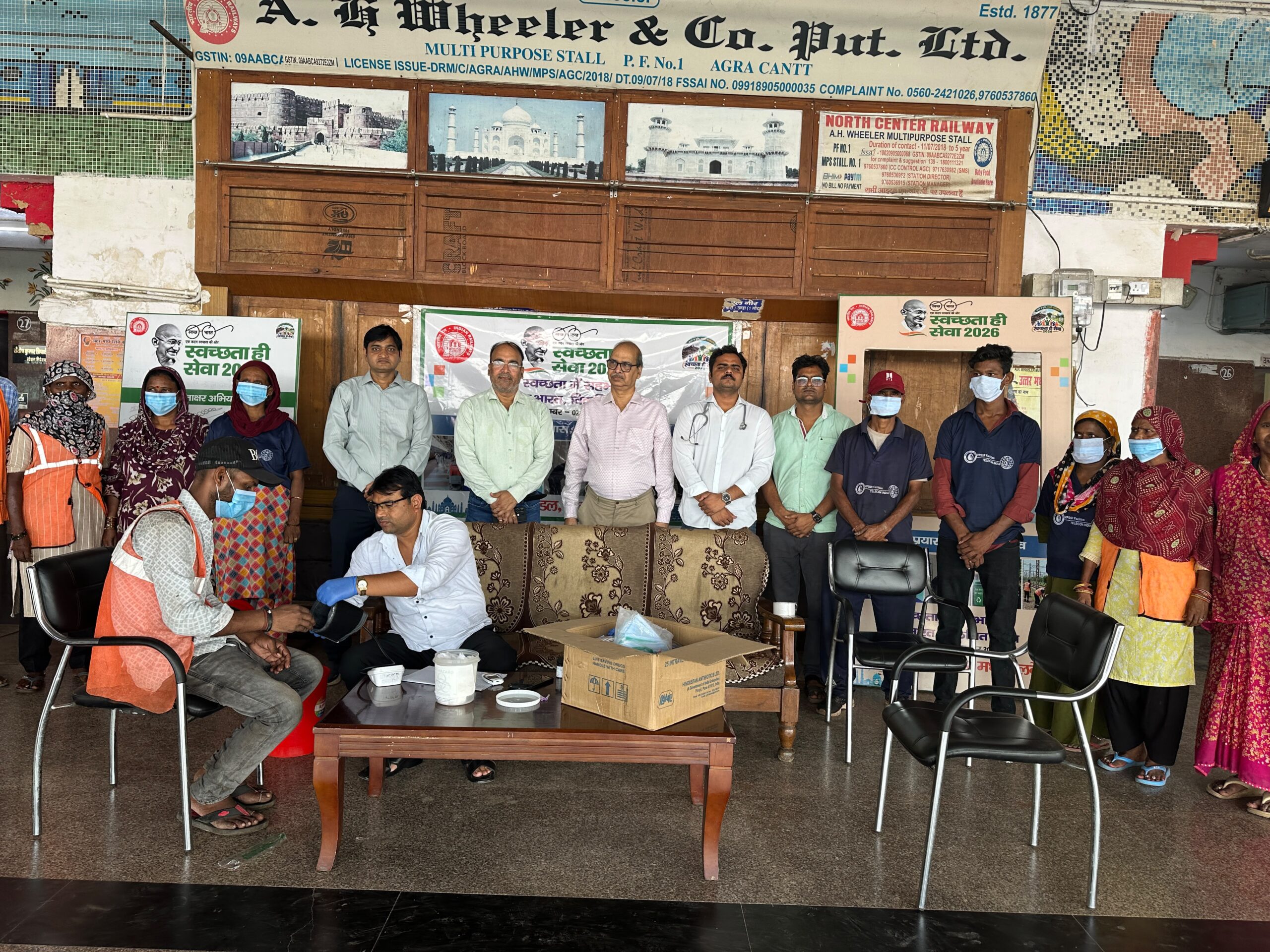 कर्मचारियों को PPE किट और सुरक्षा उपकरण वितरित करते अधिकारी