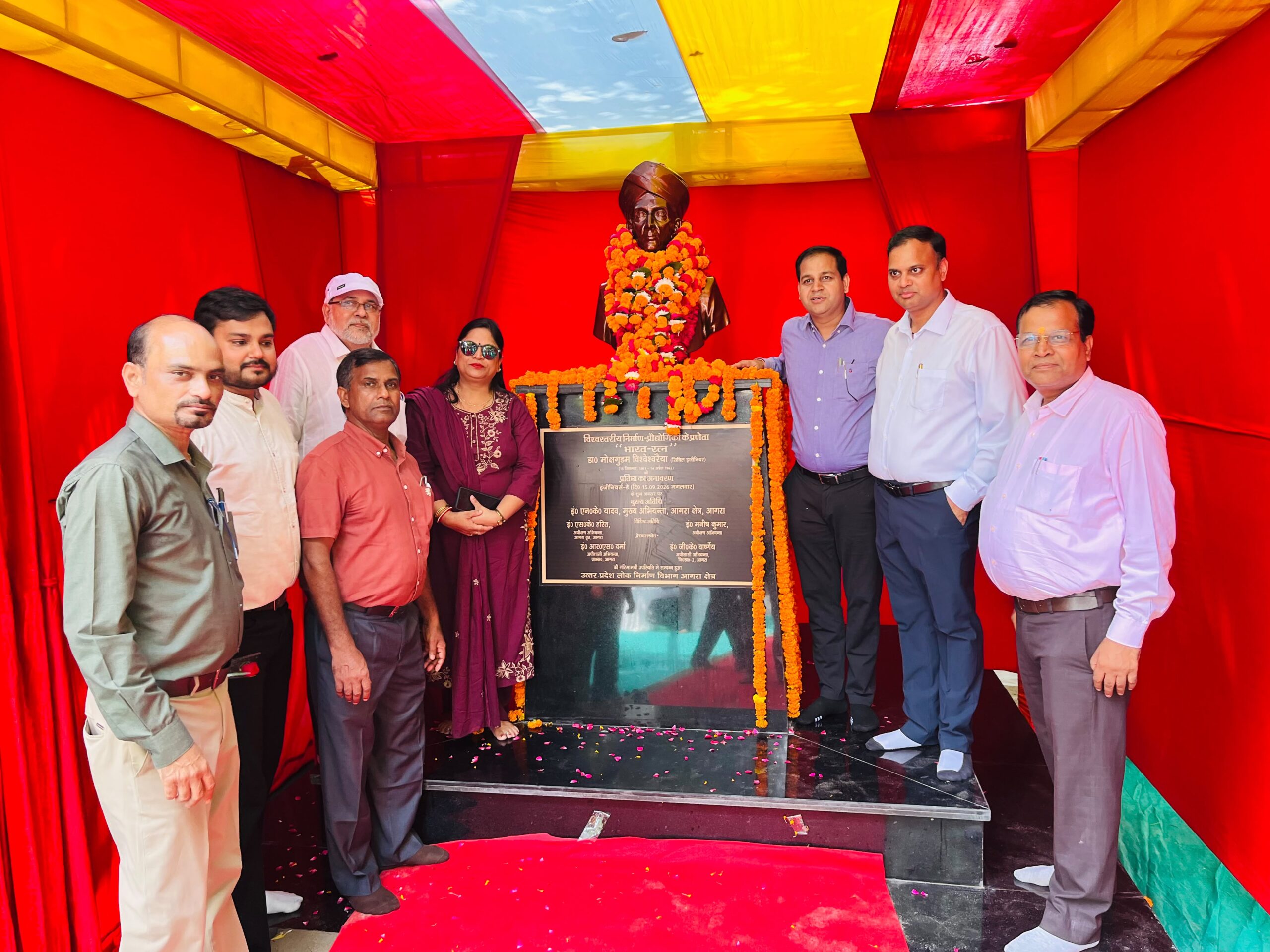 पीडब्ल्यूडी आगरा में अभियंता दिवस समारोह के दौरान उपस्थित विभागीय अभियंता व गणमान्य