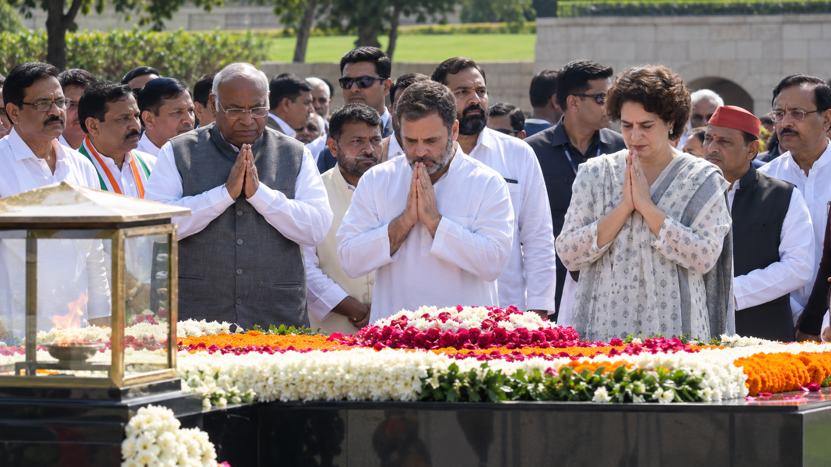 राजघाट पर महात्मा गांधी को श्रद्धांजलि देते राहुल गांधी और INDIA ब्लॉक के नेता