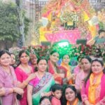 आगरा जनकपुरी महोत्सव की भव्य आमंत्रण यात्रा में राजा जनक रानी सुनैना का रथ और श्रद्धालुओं का काफिला