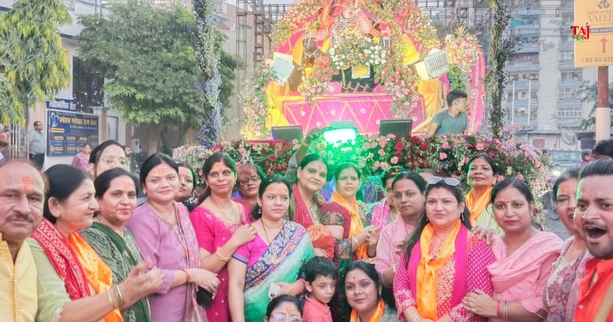 आगरा जनकपुरी महोत्सव की भव्य आमंत्रण यात्रा में राजा जनक रानी सुनैना का रथ और श्रद्धालुओं का काफिला
