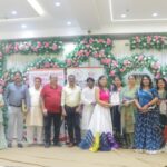फतेहाबाद रोड पर आयोजित ग्रैंड डांडिया नाइट्स में शामिल प्रतिभागी और आयोजक