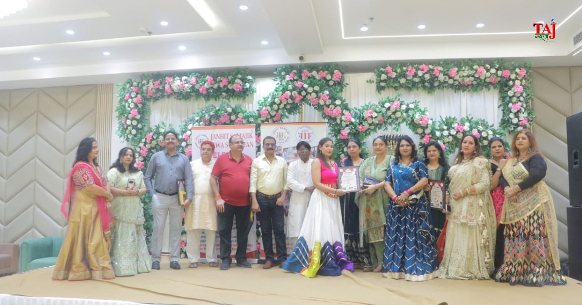 फतेहाबाद रोड पर आयोजित ग्रैंड डांडिया नाइट्स में शामिल प्रतिभागी और आयोजक