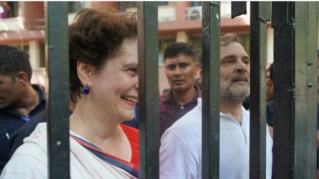 राहुल गांधी और प्रियंका गांधी विपक्षी प्रदर्शन में