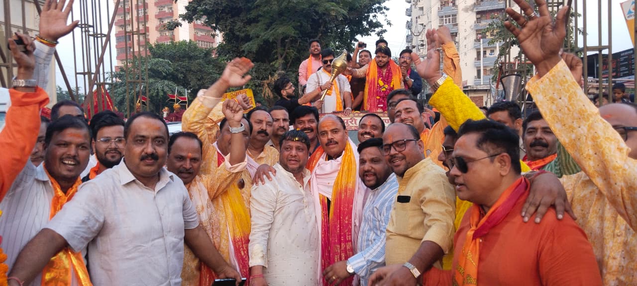 जनकपुरी महोत्सव आमंत्रण यात्रा में शामिल श्रद्धालु और वाहन