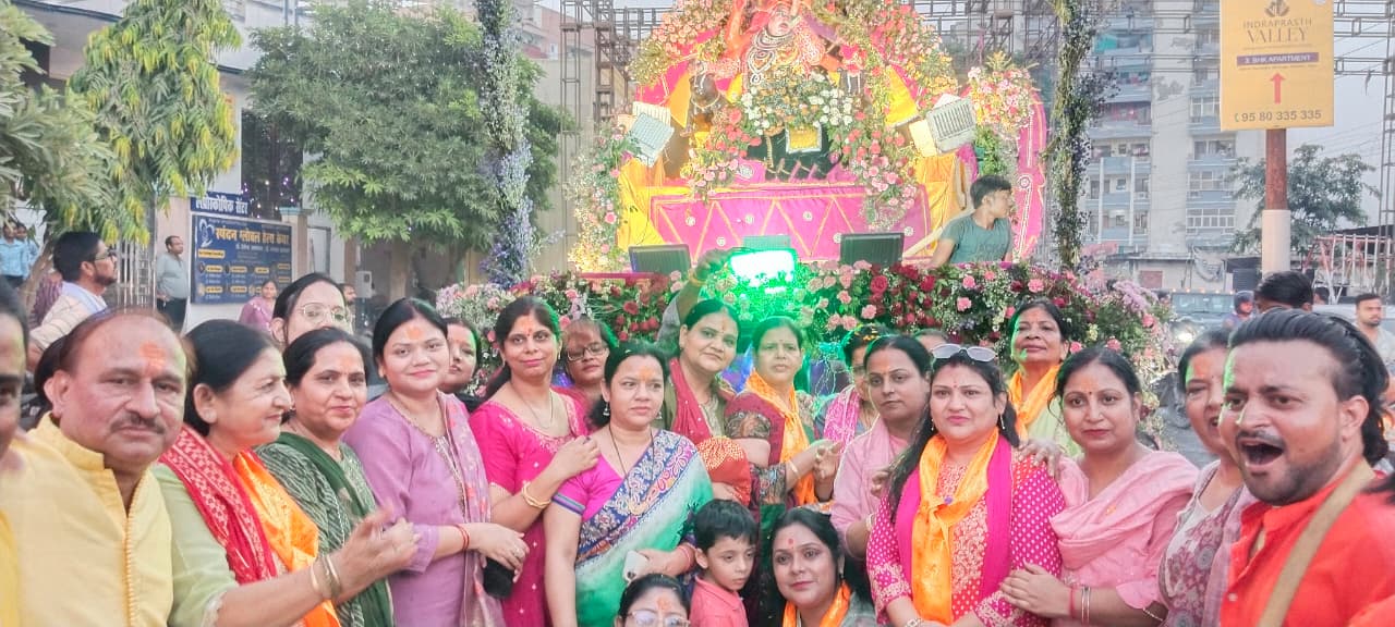 जनकपुरी महोत्सव की भव्य आमंत्रण यात्रा में राजा जनक और रानी सुनैना का रथ