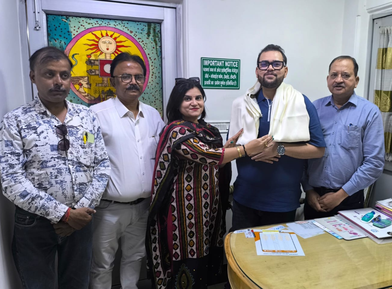 डॉ. सुश्रुत गुप्ता को पुस्तक भेंट करते लीडर्स आगरा के पदाधिकारी