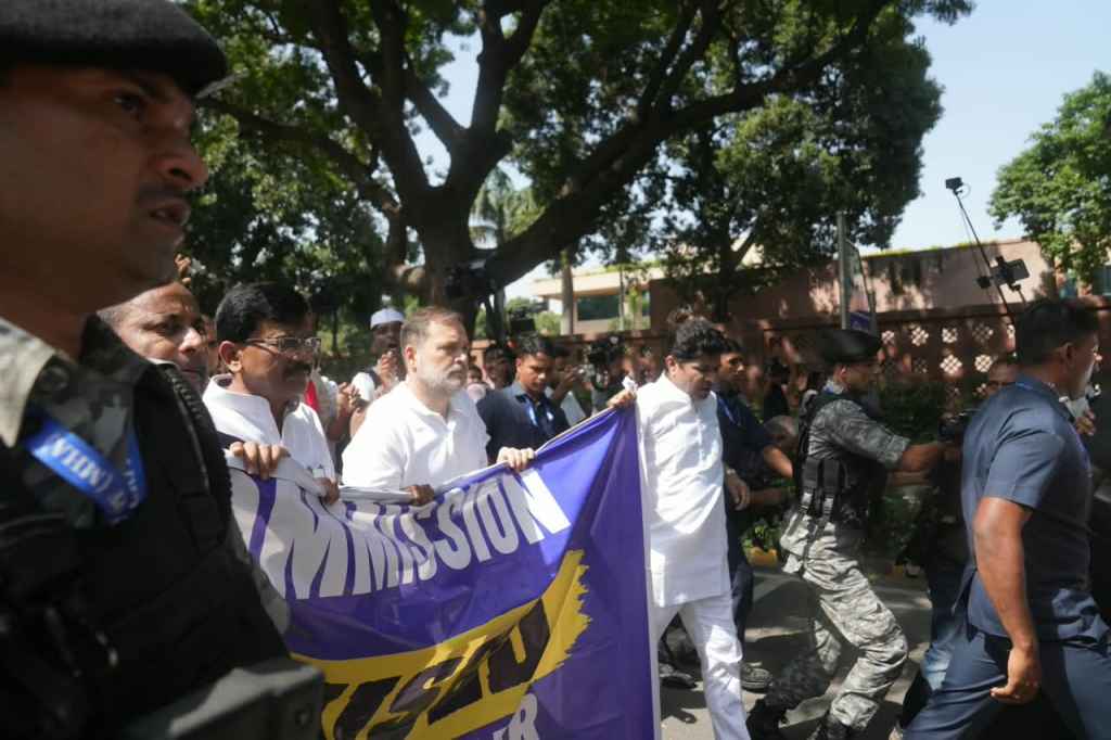 INDIA ब्लॉक के प्रदर्शन में विपक्षी सांसद