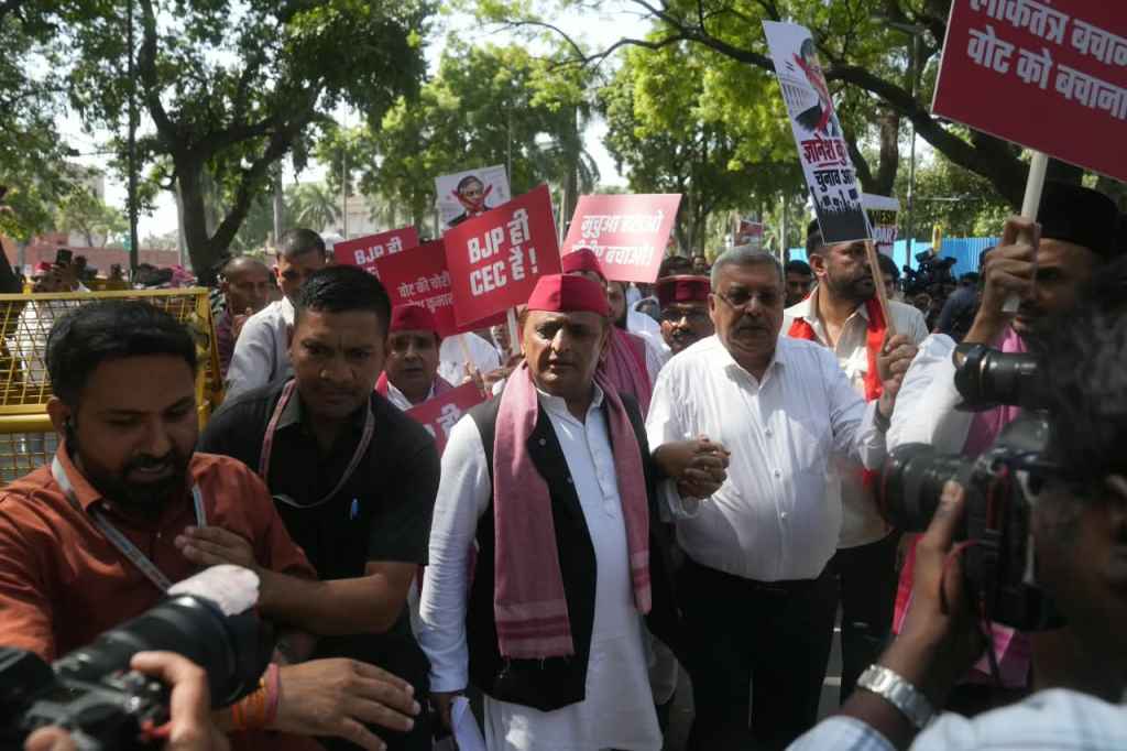दिल्ली में विपक्षी दलों का प्रदर्शन