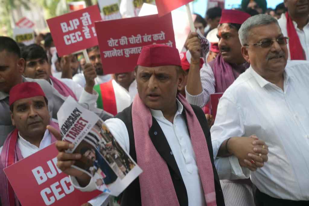 दिल्ली में चुनाव आयोग के खिलाफ विपक्षी प्रदर्शन