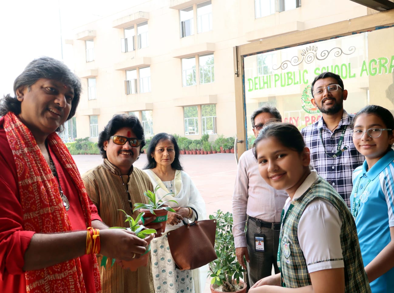 दीप प्रज्वलित कर कार्यक्रम का शुभारंभ करते अतिथि