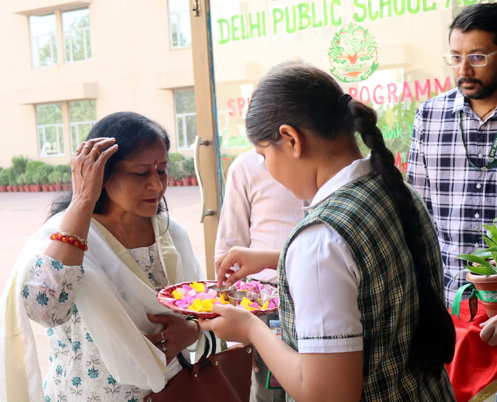 डीपीएस आगरा में उपस्थित शिक्षक एवं विद्यार्थी