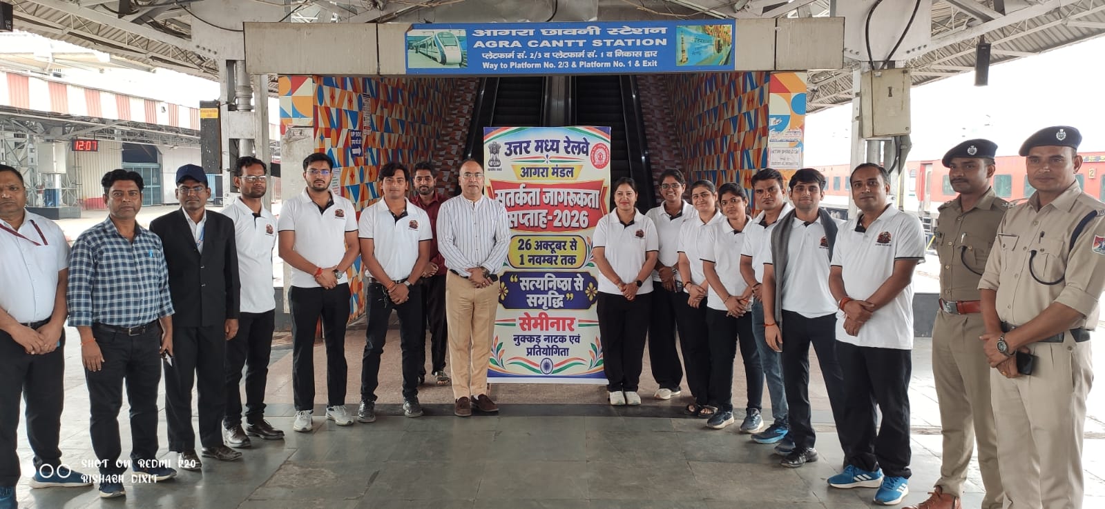आगरा छावनी रेलवे स्टेशन पर नुक्कड़ नाटक प्रस्तुति