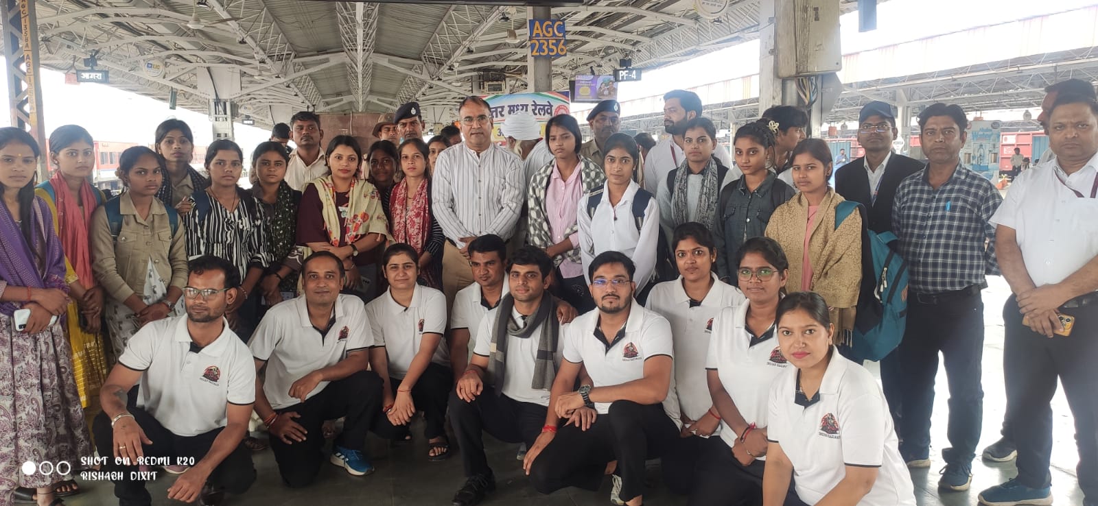 आगरा कैंट स्टेशन पर नाटक की प्रस्तुति
