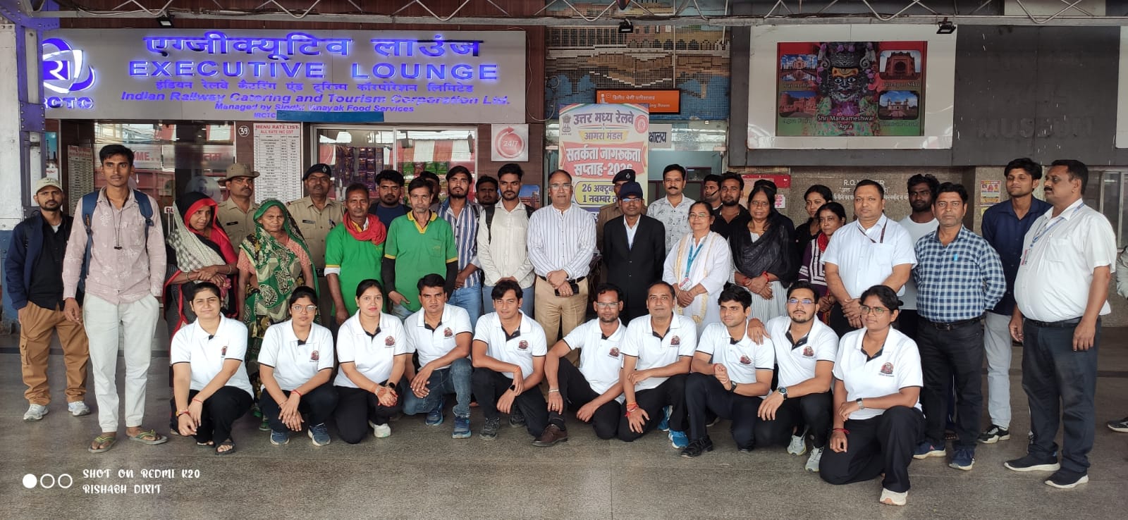 आगरा कैंट पर उपस्थित रेल यात्री और अधिकारी