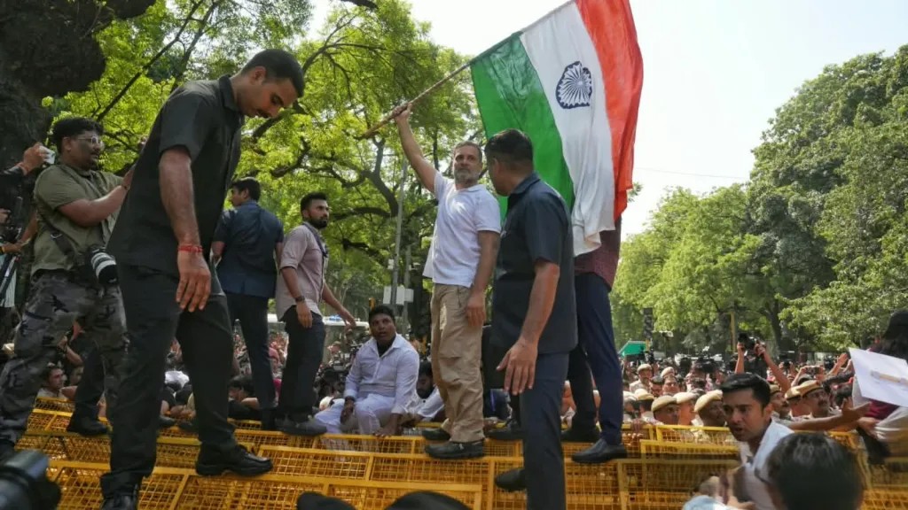 चुनाव आयोग के खिलाफ प्रदर्शन के दौरान राहुल गांधी